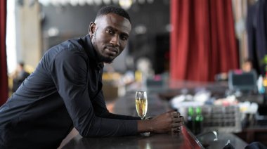Gece kulübündeki kendinden emin Afrikalı Amerikalı iş adamının portresi.. 