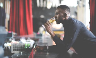 Gece kulübündeki kendinden emin Afrikalı Amerikalı iş adamının portresi.. 