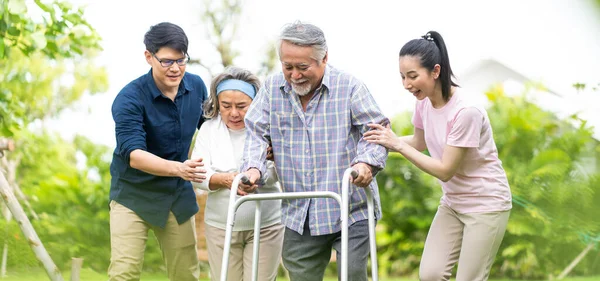Family Trying Help Dad Walk Because Father Paralysed Lawn Home — Stock Photo, Image