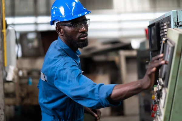 Black Male Engineer Pracuje Stroji Továrně Černošský Inženýr Kontroluje Kontrolu — Stock fotografie