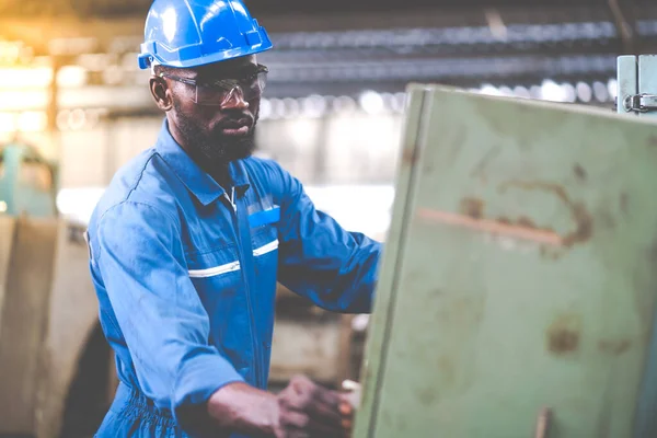 Black Male Engineer Pracuje Stroji Továrně Černošský Inženýr Kontroluje Kontrolu — Stock fotografie