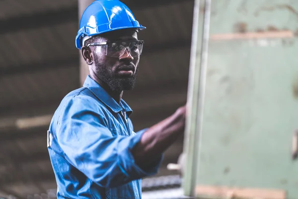 Black Male Engineer Pracuje Stroji Továrně Černošský Inženýr Kontroluje Kontrolu — Stock fotografie