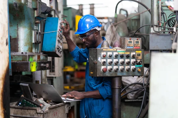 Mužský Inženýr Pracující Notebooku Továrně Černí Mužští Inženýři Kontrolují Kontrolu — Stock fotografie