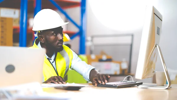 Trabajador Almacén Afroamericano Mediana Edad Que Trabaja Ordenador Personal Prepara — Foto de Stock