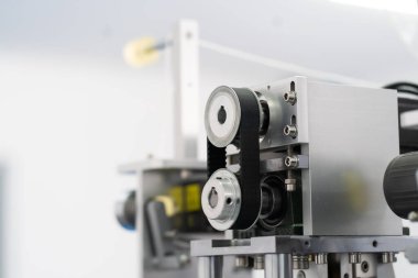 Makineler steril bir fabrikada maske üretmek için çalışıyor. Tıbbi maske üretimi. bir maske üretme süreci