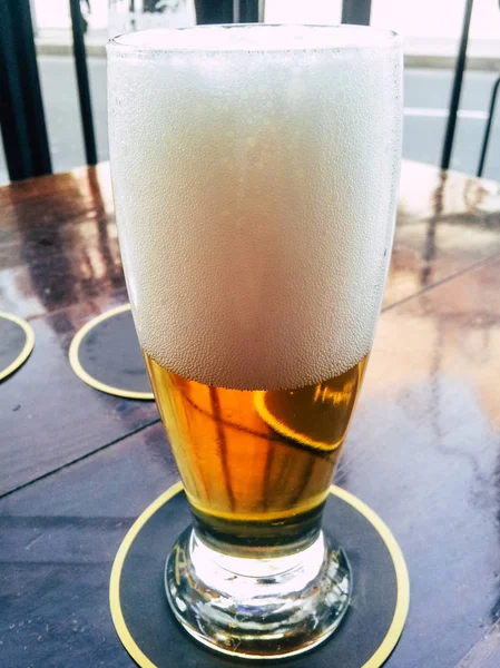 Verre avec bière pétillante — Photo