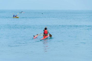 Kayak. Bir kayık kürek çekmeye adam.