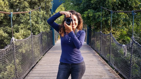 Verão ao ar livre sorrindo estilo de vida retrato de mulher muito jovem se divertindo na cidade de Lima tirar fotos — Fotografia de Stock