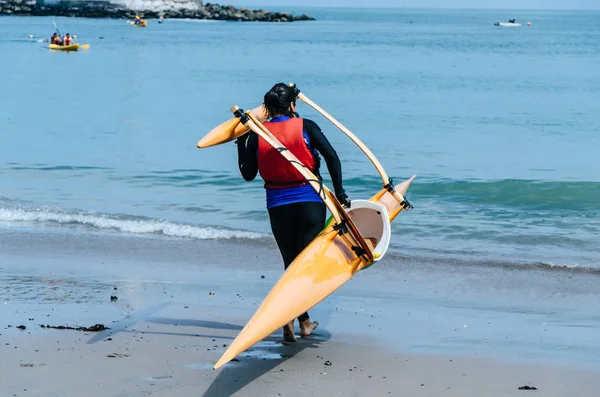 Genç kadın paddler Kano taşıma — Stok fotoğraf