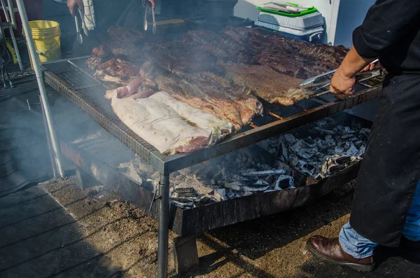 Перуанская еда: жареная свинина — стоковое фото