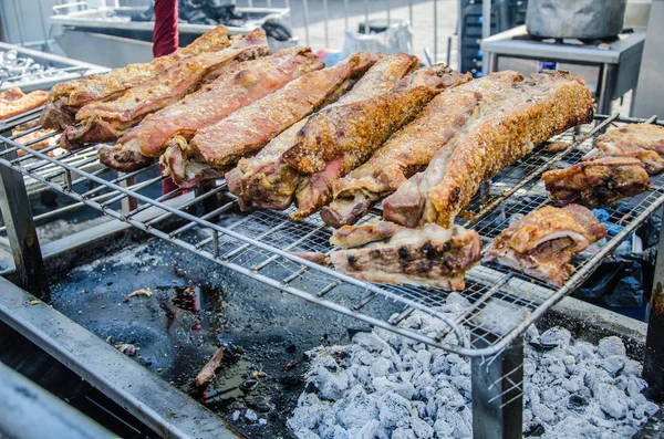 Перуанская еда: жареная свинина — стоковое фото