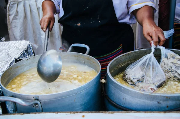Перуанская еда: Sopa criolla of caldo de mote — стоковое фото