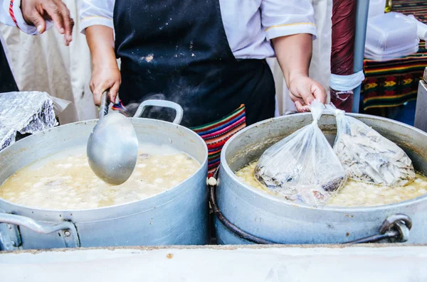 Перуанская еда: Sopa criolla of caldo de mote — стоковое фото