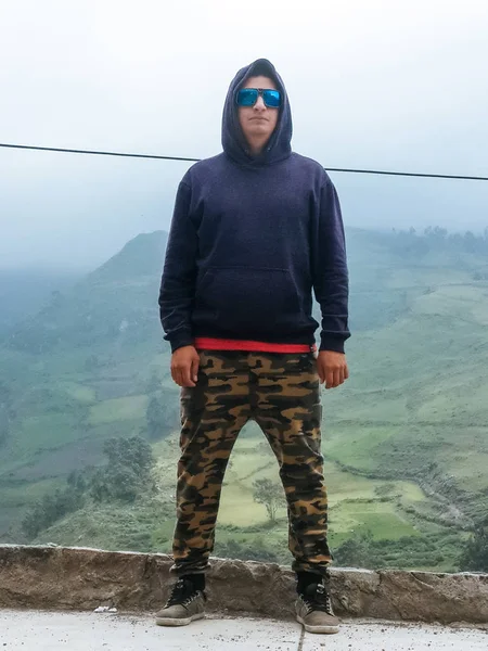 Caminhante homem trekking retrato em alta montanha. Caminhadas macho em roupas alpinas jaqueta escudo duro acima na montanha acima das nuvens .. — Fotografia de Stock