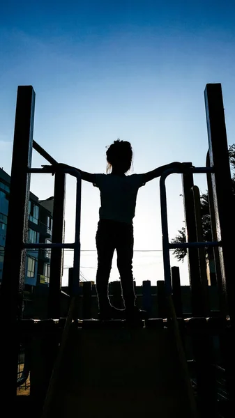 Bella bambina su uno scivolo per bambini — Foto Stock