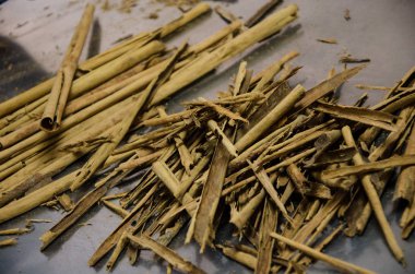 Tarçın metal bir masaya döktü