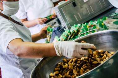 Tarçın metal bir masaya döktü