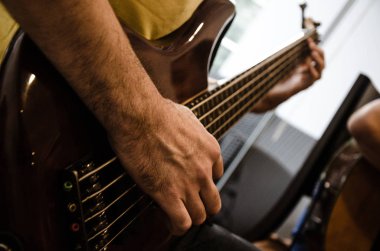 Nerede sanatçılar elleri ve gitar görmek Closeup