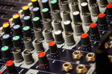 Ses sistemi kontrol etmek için sorumlu bir ekip Mikser.