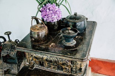 Tencere ve çaydanlık çiçekli eski vintage mutfak