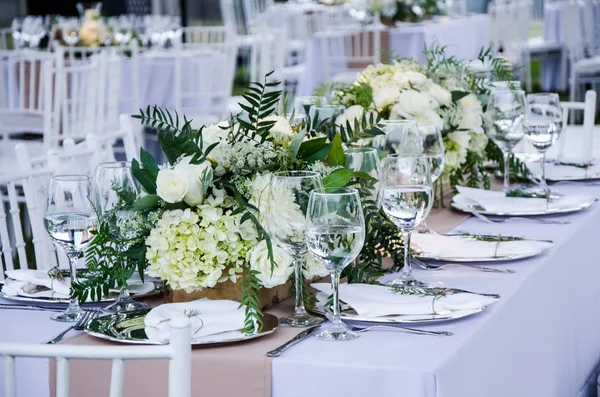 Mesa para una recepción de bodas, un concepto de decoración para bodas o eventos sociales — Foto de Stock