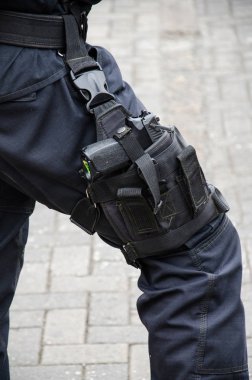 Bir ateşli silah bulunduğu bir polisin bacak