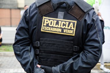 Erkek bir polis memuru arkası sırtına Peru, polis üniforması polis filosu yeşil diyor.