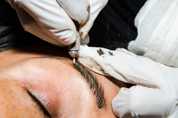 Maquillaje permanente tatuaje de cejas. Cosmetólogo aplicando maquillaje permanente en las cejas — Foto de Stock