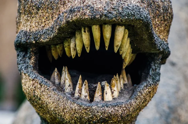 Dinosaurie mun med vassa tänder — Stockfoto