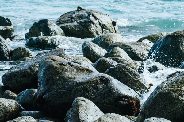 Kayalar ve denizin Lima güneyinde San Bartolo Beach — Stok fotoğraf