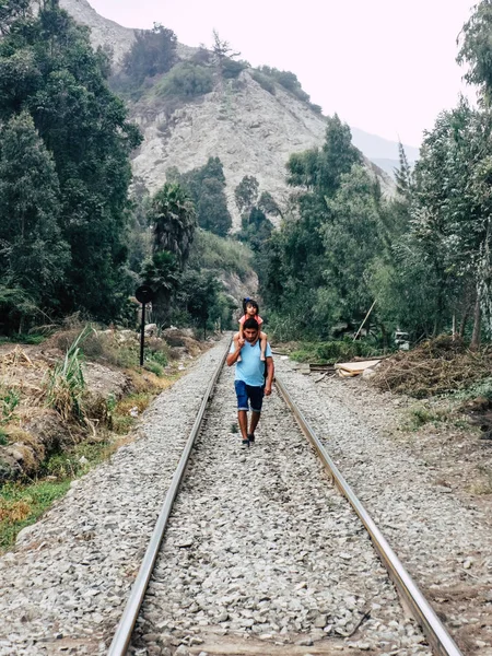Padre e figlia che camminano sui binari del treno — Foto Stock