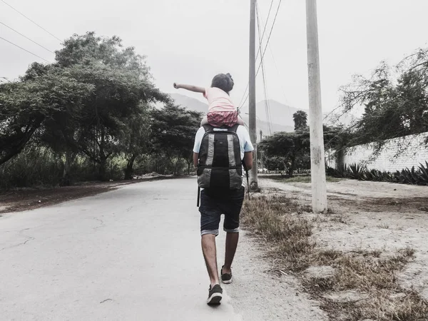 Momento insieme di padre e figlia, la figlioletta sulle spalle del papà — Foto Stock