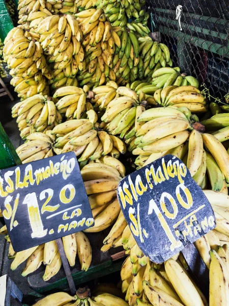 销售香蕉在市场上的迹象, 说香蕉的类型出售: — 图库照片