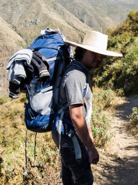 Adam Traveler şapka ve dağlar seyahat yaşam tarzı hiking sırt çantası