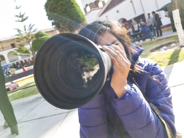 Woman is a professional photographer with dslr camera — Stock Photo, Image