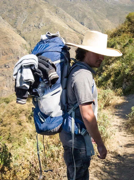 Homem Viajante com chapéu e mochila caminhadas montanhas Viagem Estilo de vida — Fotografia de Stock