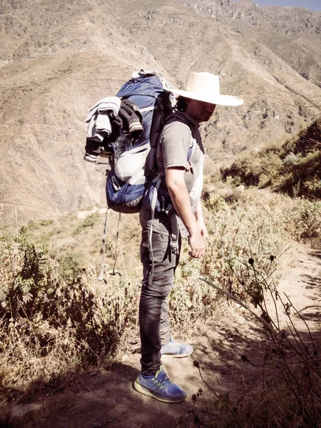Homem Viajante com chapéu e mochila caminhadas montanhas Viagem Estilo de vida — Fotografia de Stock