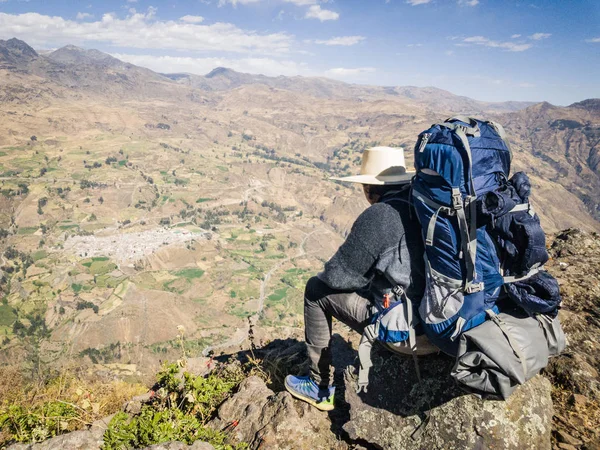 Homem Viajante Com Chapéu Mochila Sentado Uma Rocha Assistindo Paisagem — Fotografia de Stock