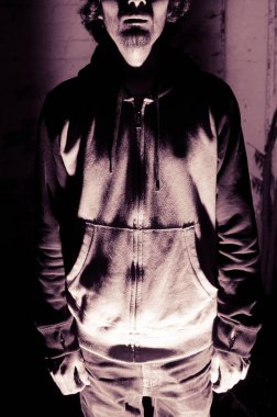 Genç adam gömlek giymiş sakallı ve ağaçların gölgeleri ile portresi