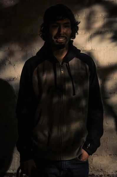 Retrato de un joven con barba con camisa y sombras de árboles — Foto de Stock