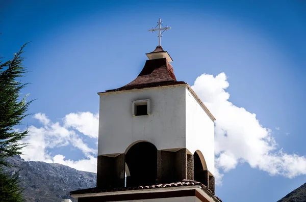 Een van de torens van de kerk van Canta — Stockfoto