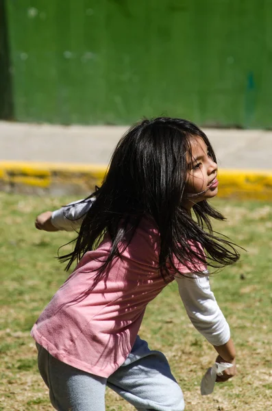 Bambina che gioca felicemente nel parco — Foto Stock