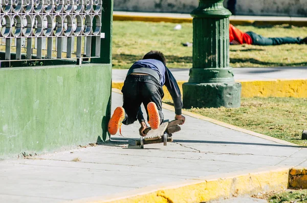 Ребёнок играет на улице со скейтбордом ручной работы — стоковое фото