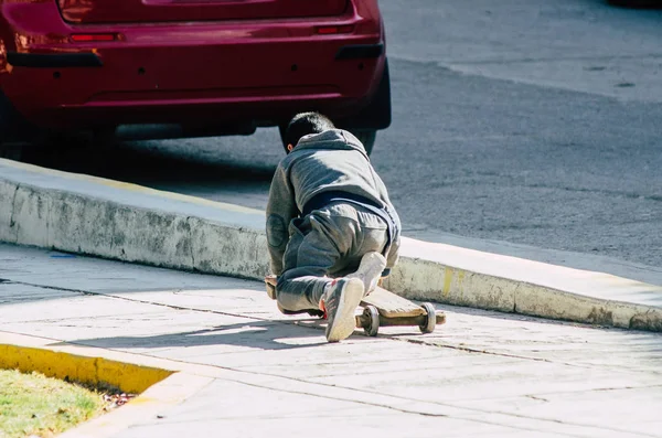 Criança brincando na rua com um skate artesanal — Fotografia de Stock