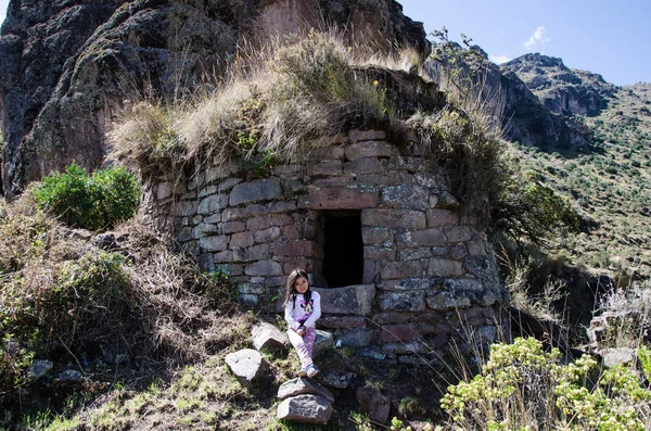 Tourist girl doing treks for pumacoto funerals — Stock Photo, Image