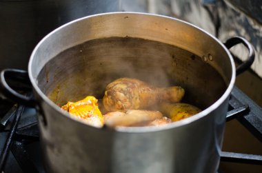 Kızarmış tavuk güveç. Sebze ile tavada kızarmış tavuk. Çıtır çıtır kızarmış tavuk eti.