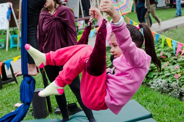 Bambina che gioca con l'altalena nel parco — Foto Stock