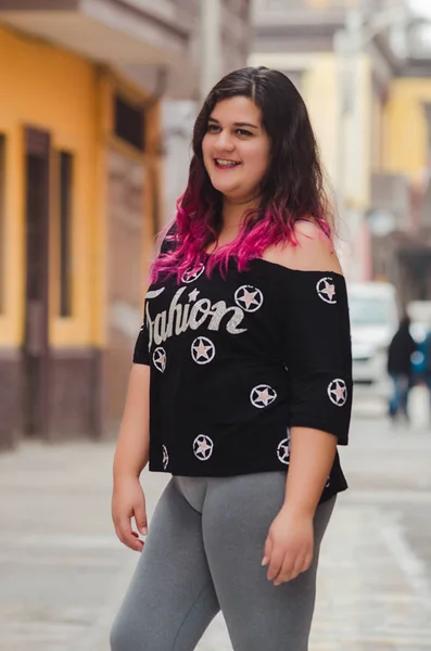 Retrato de estilo de vida de una hermosa mujer joven de talla grande — Foto de Stock