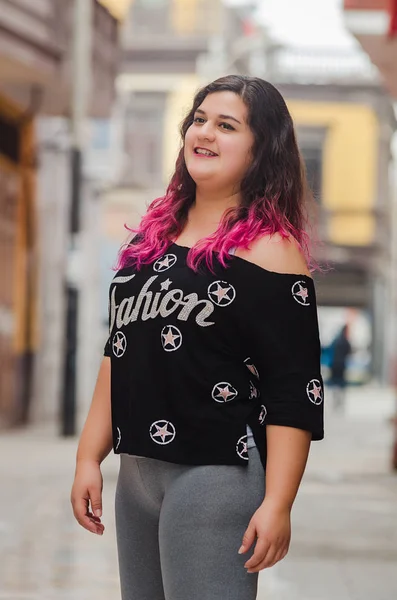 Retrato de estilo de vida de una hermosa mujer joven de talla grande — Foto de Stock