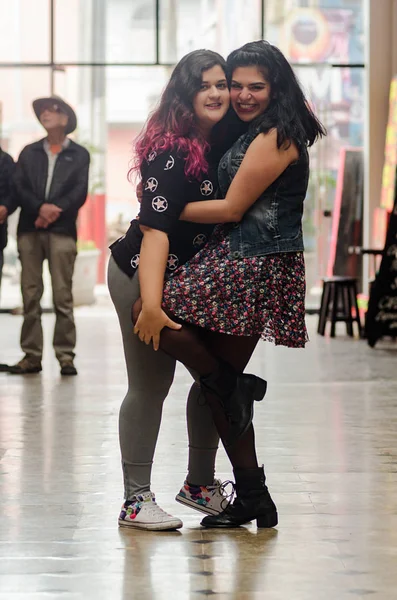 Retrato de hermosas mujeres caucásicas gordita en la calle — Foto de Stock